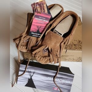MANITOBAH MUKLUKS L10 OAK COLOR NWT & CERTIFICATE OF AUTHENTICITY